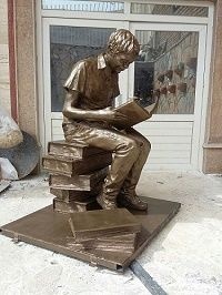 مجسمه شهری پسر کتاب خوان